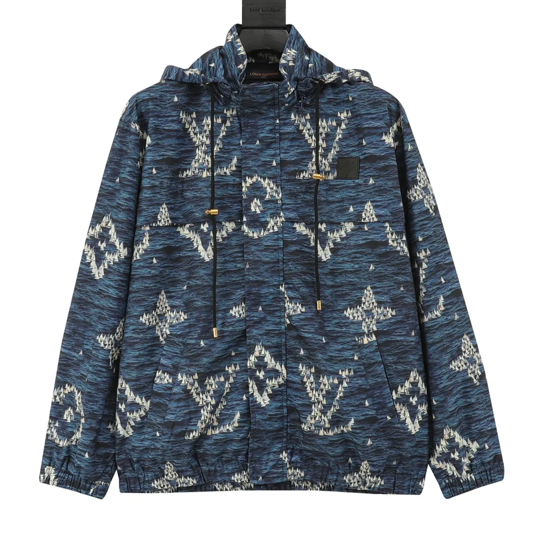 🅿️570 Louis Vuitton/Louis Vuitton sailing print windproof jacket, originally purchased and developed for 25300, customized polyester fiber fabric, with excellent wrinkle resistance and shape retention, and technological windproof and waterproof functions. It is knitted by twisted threads on a warp and weft spinning machine. After the full-width Damier Monogram pattern is processed by image software, the computer control system sprays the printing ink directly onto the fabric through the nozzle of the inkjet printer as required to form a pattern, which is perfectly integrated into the fabric fibers. The semi-finished product printing that is connected before and after the printing positioning is very material-consuming, such as alignment typesetting and cutting, infrared laser positioning and cutting, manual positioning and manual cutting, and full-body grid-on-grain laser alignment cutting. The alignment cutting rate is extremely high. Mold customization of zippers, bells, chains and other hardware. Size: XS-L